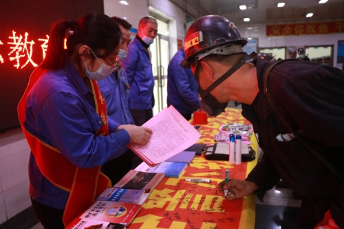 图为东荣二矿清静协管员现场向职工解说清静警示教育月运动的意义和目的