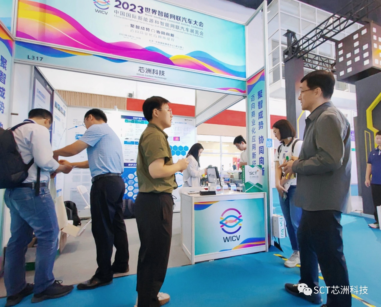 一群人站在台上演讲

中度可信度描述已自动生成