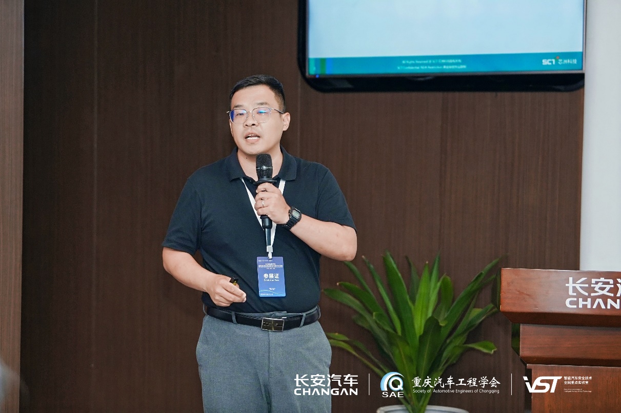 戴帽子的人在电视前AI 生成的内容可能不正确。